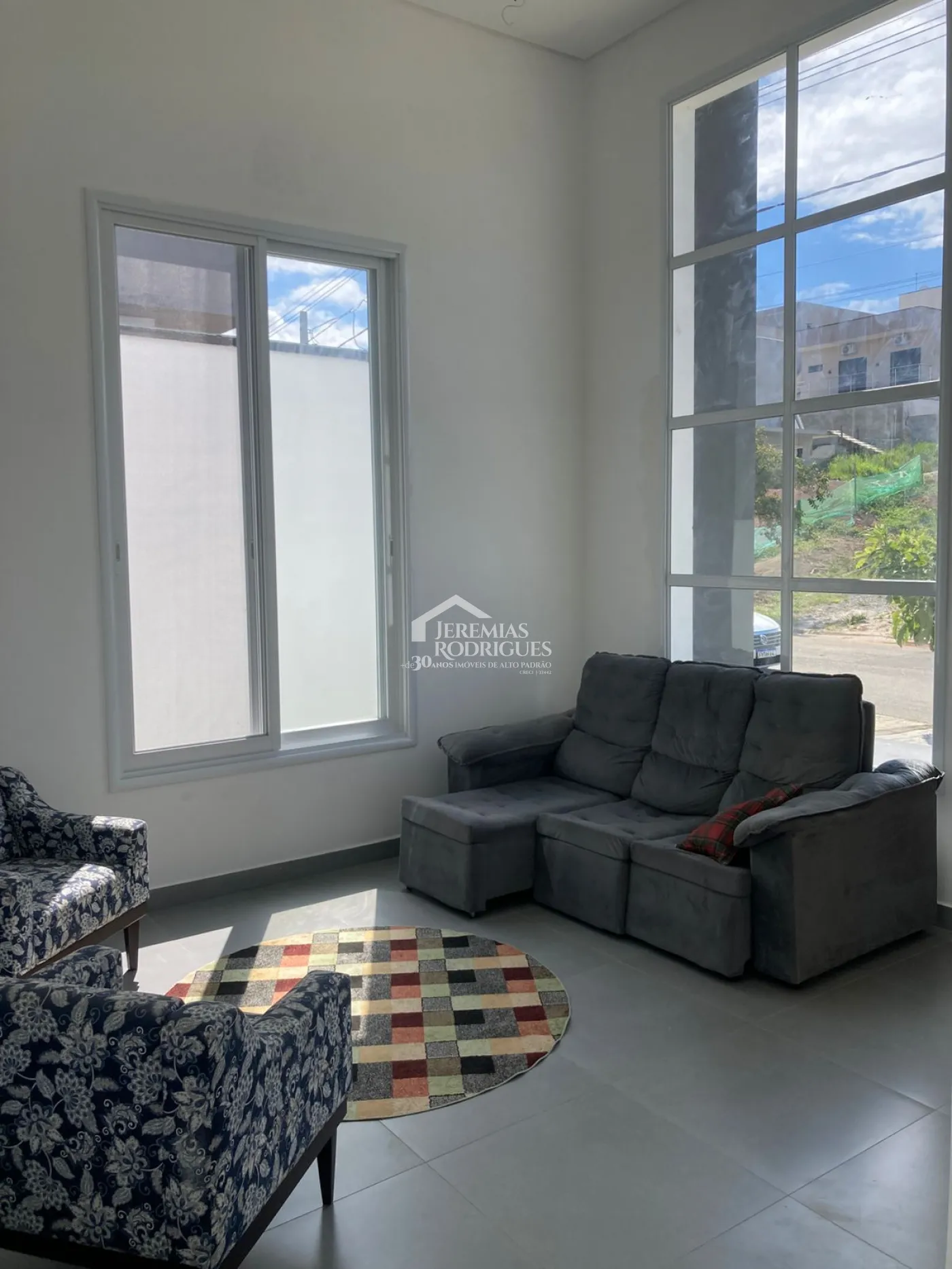Casa assobradada à venda com 3 dormitórios no Condomínio Cataguá Way Norte em Taubaté/SP.