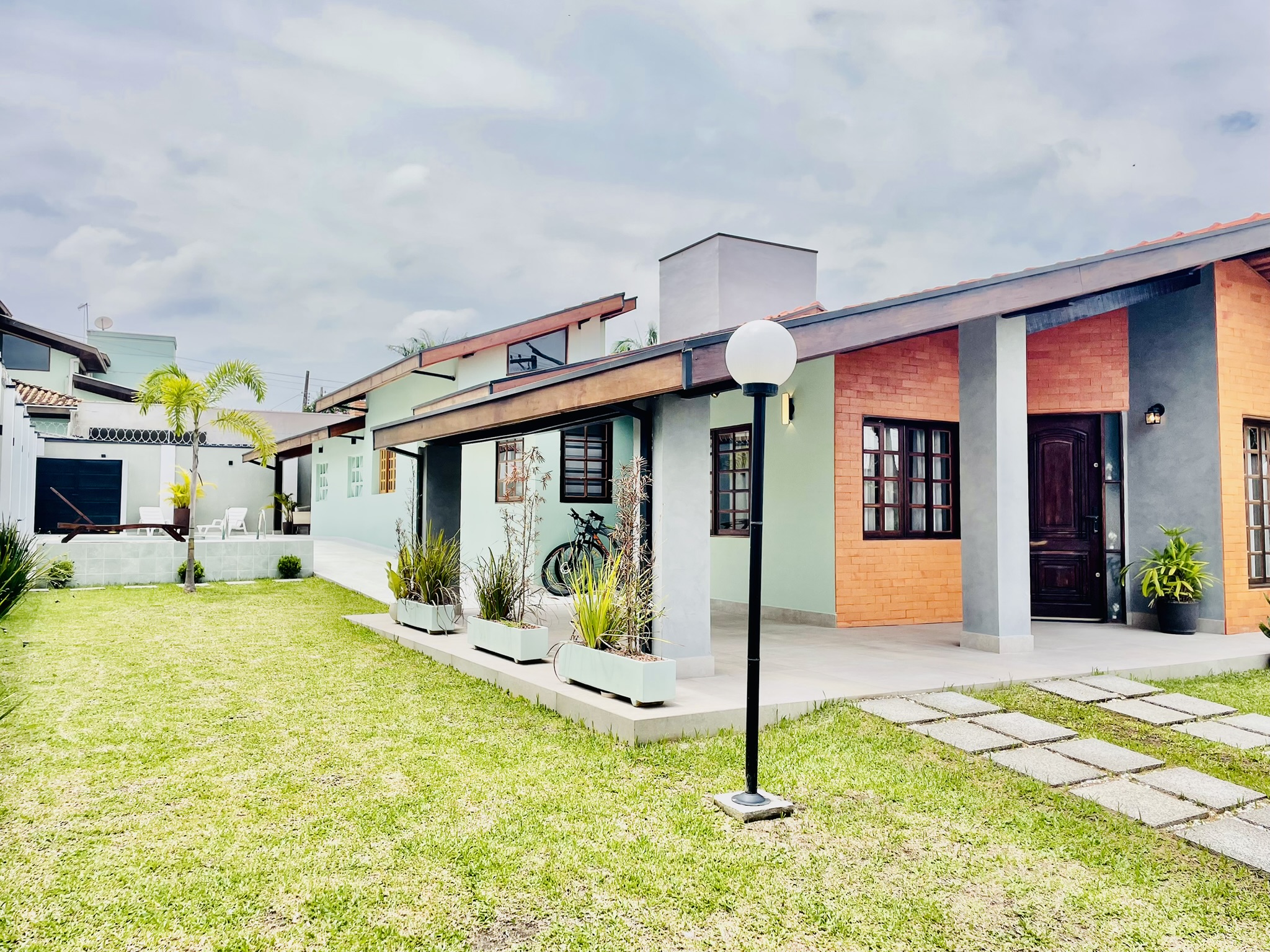 Casa à venda com 3 dormitórios no Condomínio Portal dos Ipês em Taubaté/SP.