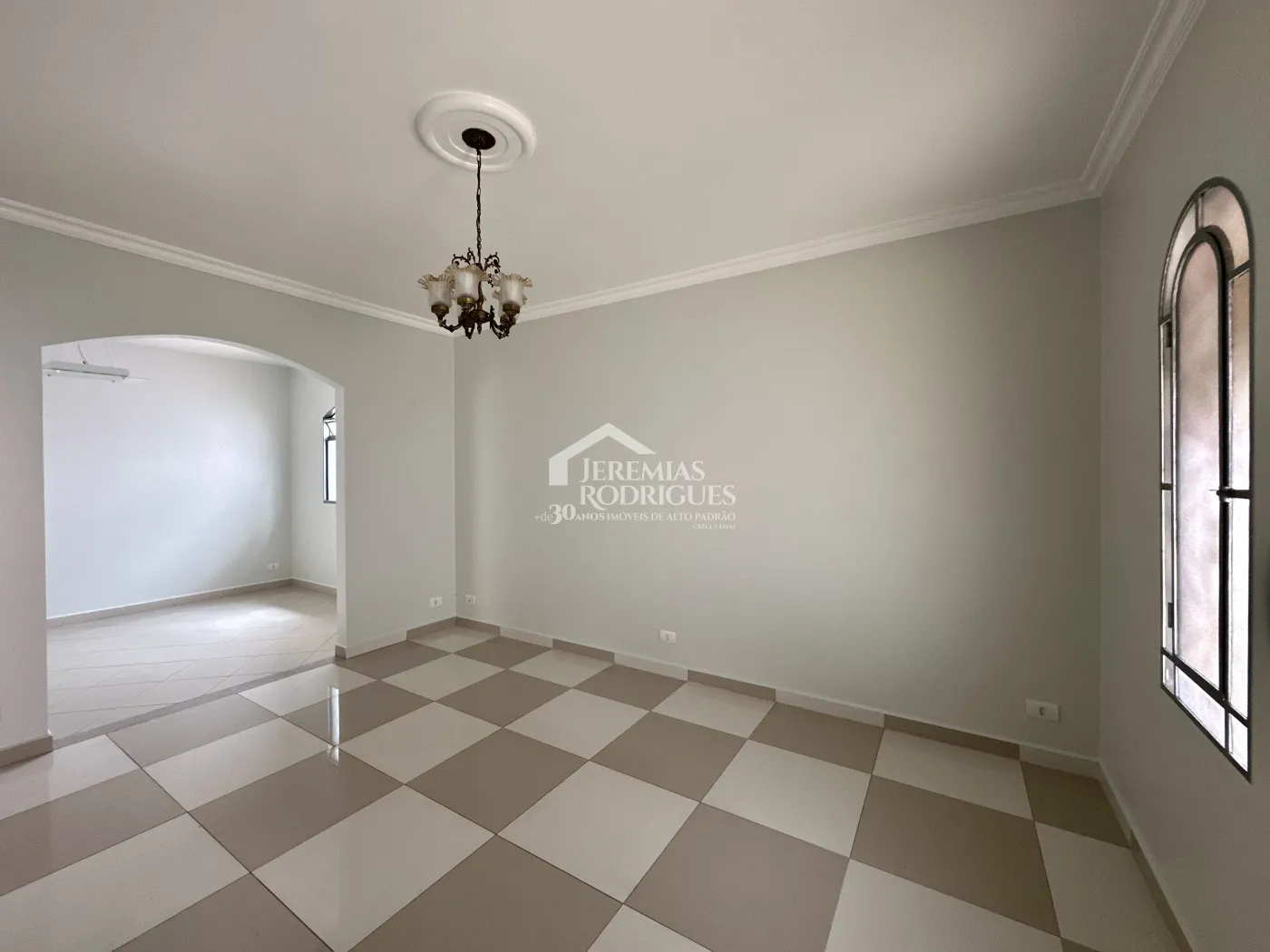 Casa para locação com 3 dormitórios no bairro Jardim Garcez em Taubaté/SP. 