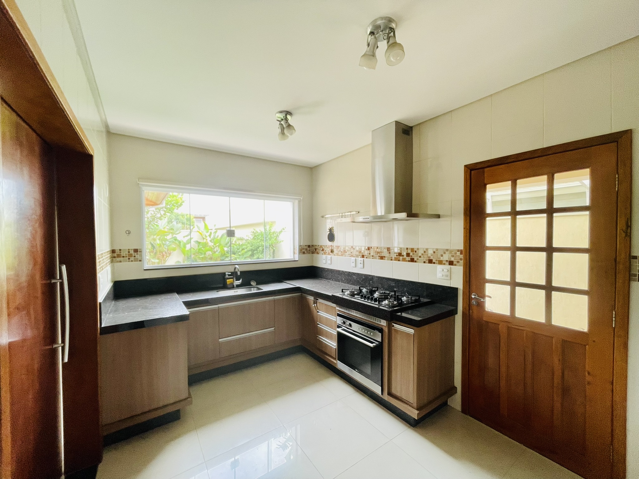 Casa para locação com 4 dormitórios no Condomínio Campos do Conde II em Tremembé/SP.