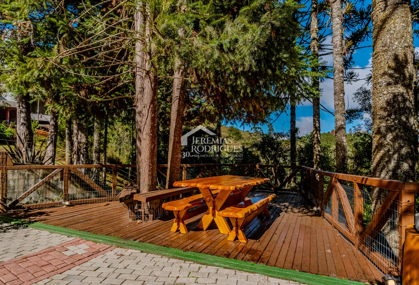 Casa à venda com 3 suítes no Condomínio Reserva Figueiredo em Campos do Jordão/SP.