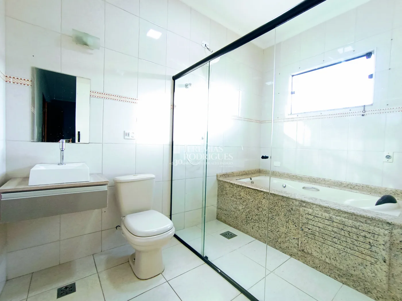 Casa para venda e locação com 4 dormitórios no Condomínio Campos do Conde I em Tremembé/SP