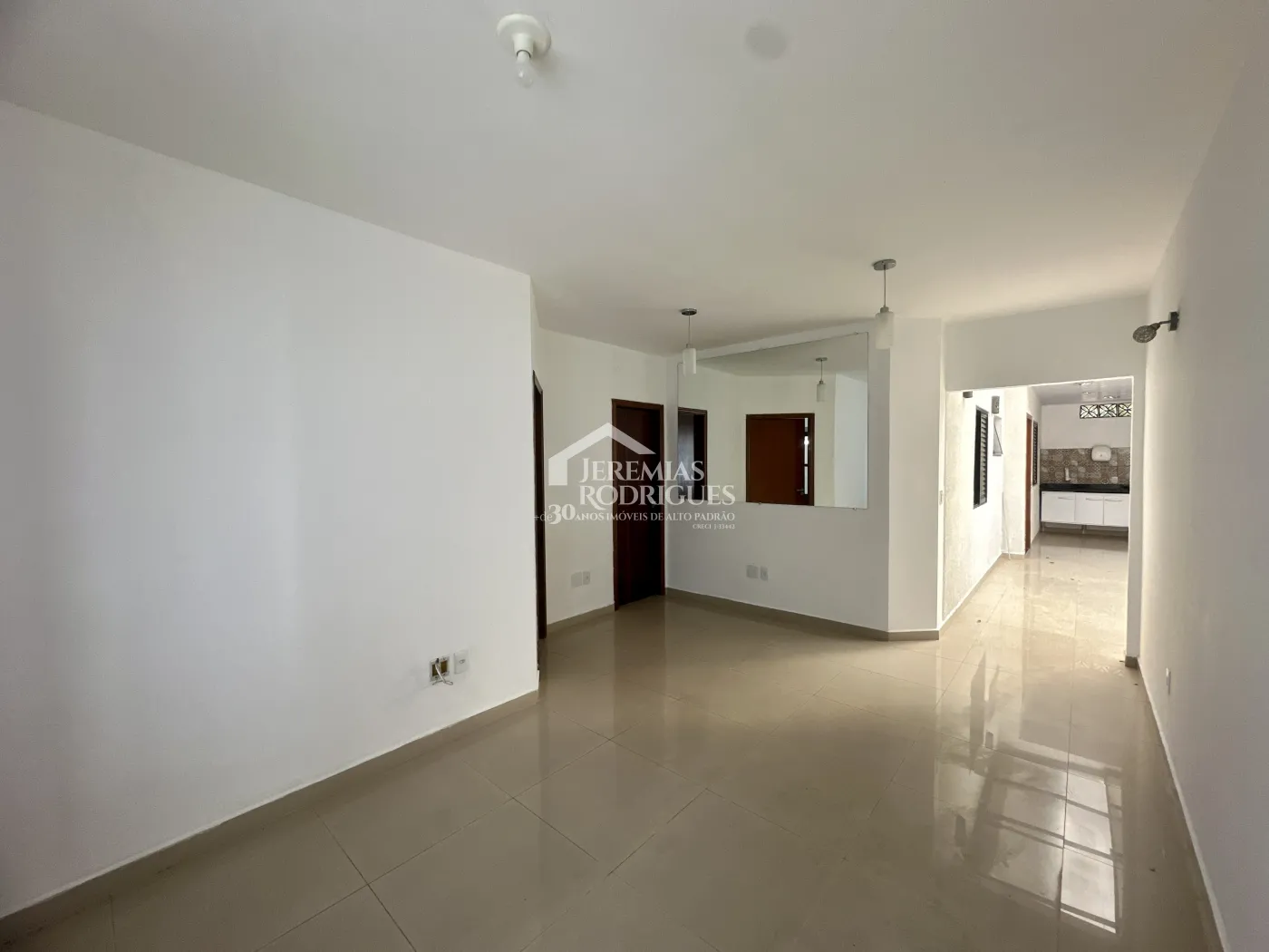 Casa para venda e locação com 4 dormitórios no Condomínio Alto dos Pinheiros em Taubaté/SP.