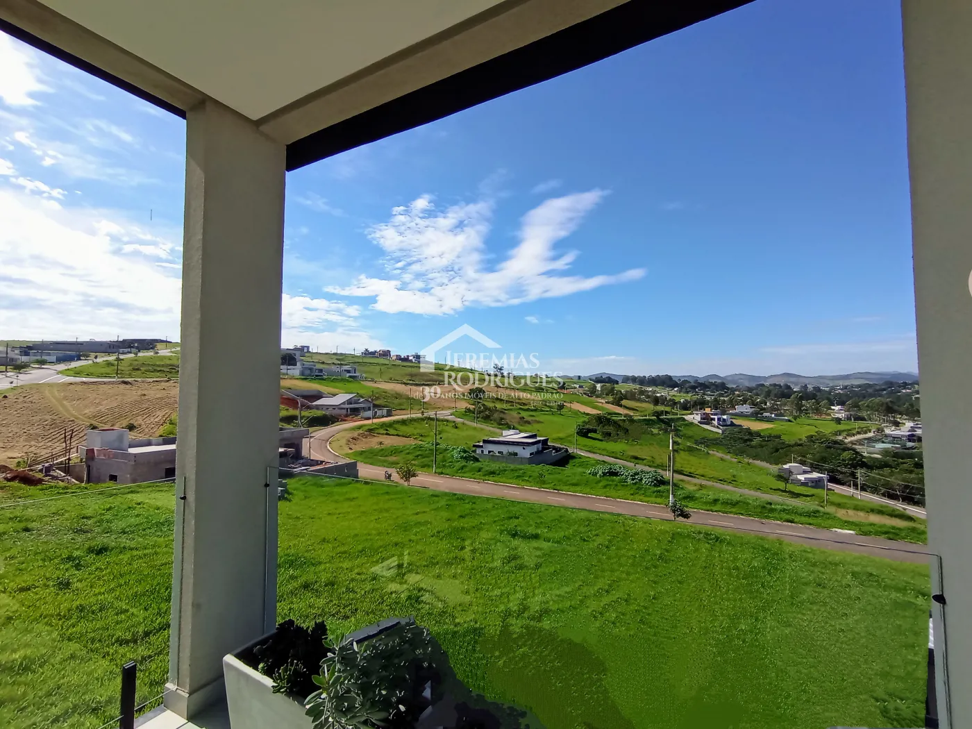 Sobrado invertido para venda com 3 suítes no Condomínio Campos do Conde Taubaté em Taubaté/SP