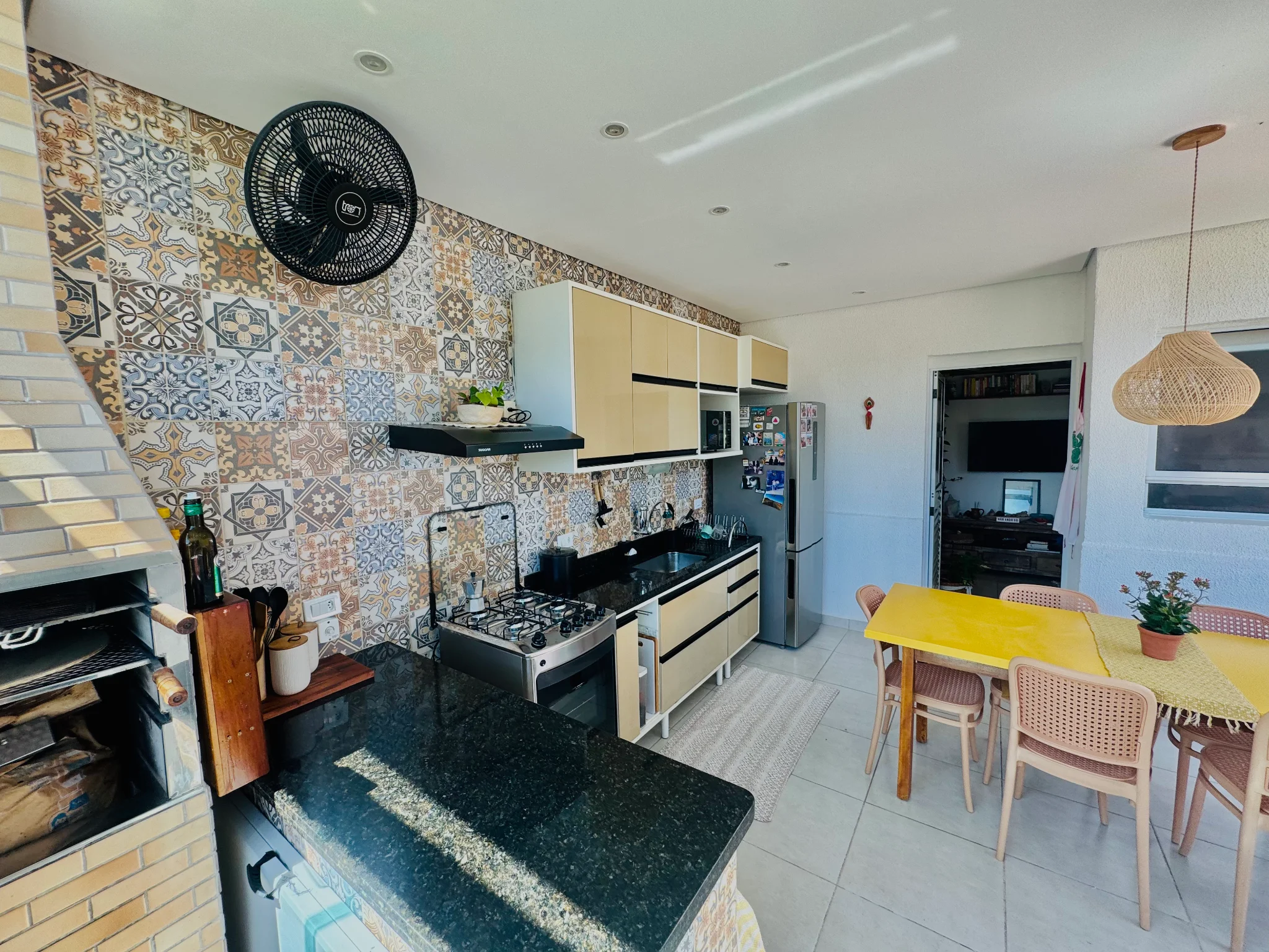 Apartamento à venda com 3 dormitórios no Condomínio Jardim das Palmeiras em Ubatuba/SP. 