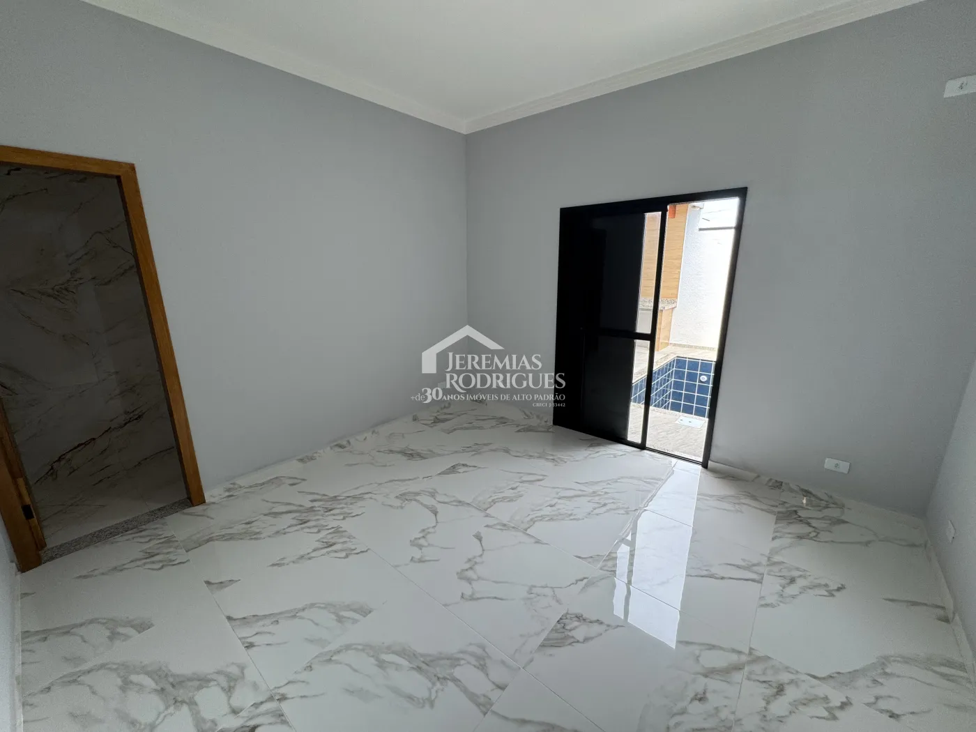 Casa à venda com 3 dormitórios no Condomínio Residencial Laguna em Pindamonhangaba/SP.