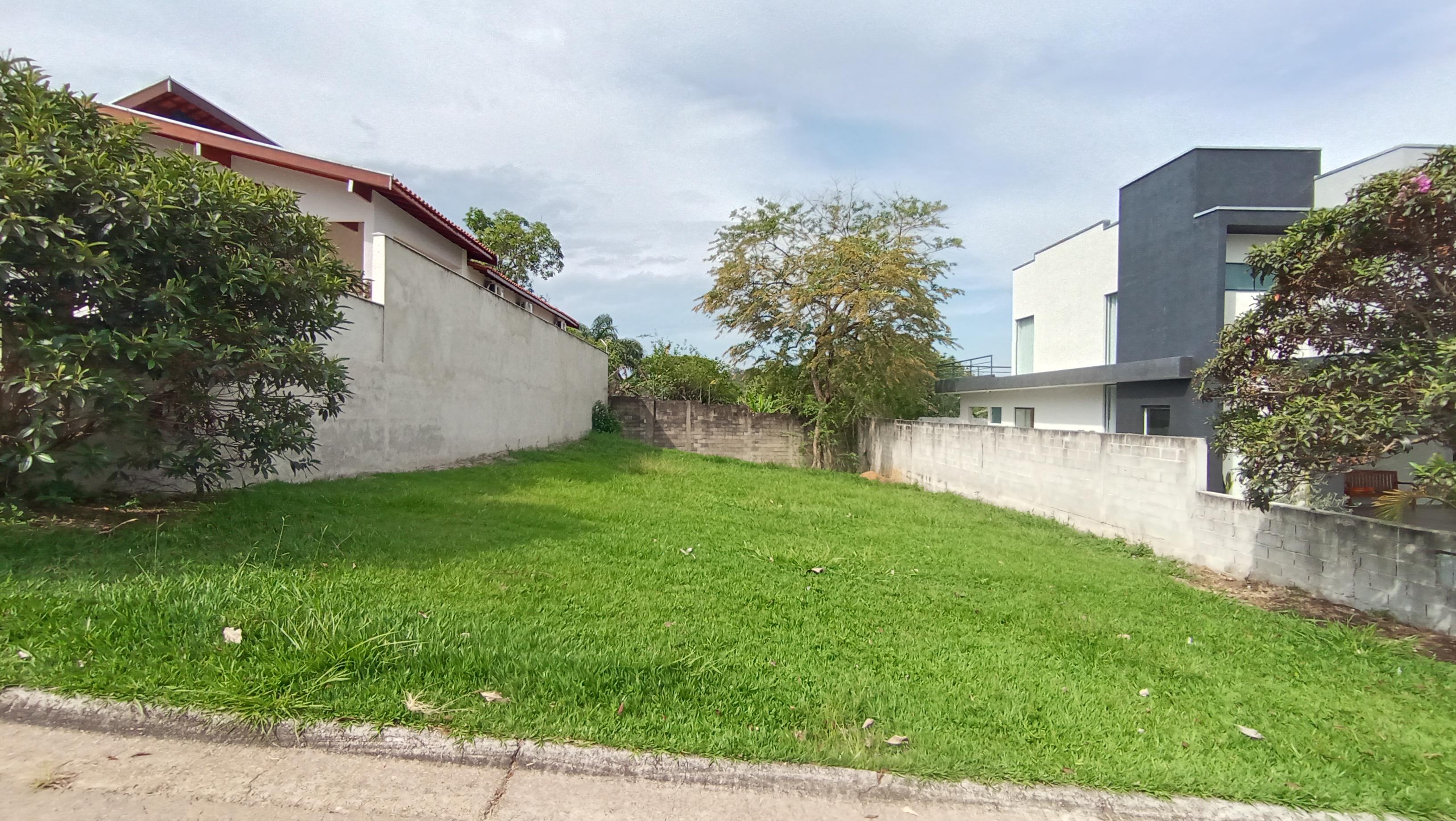 Terreno à venda com 407 m² no Condomínio Reserva dos Lagos e Pindamonhangaba/SP.