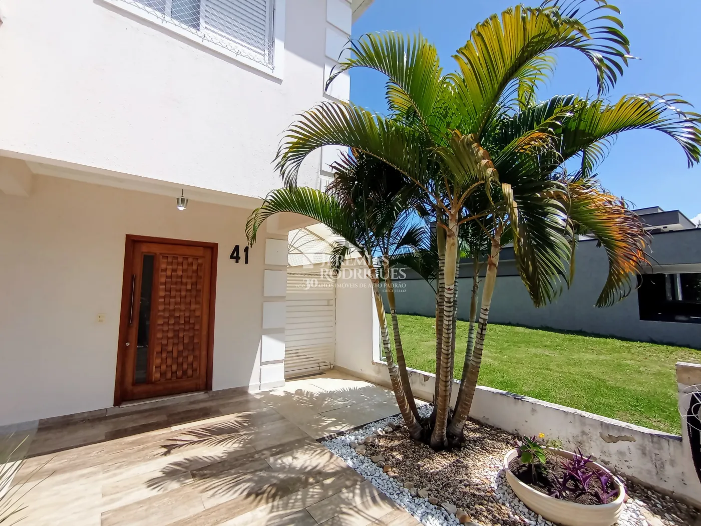 Casa assobradada com 3 suítes - Condomínio Jardim Oásis - Taubaté/SP.