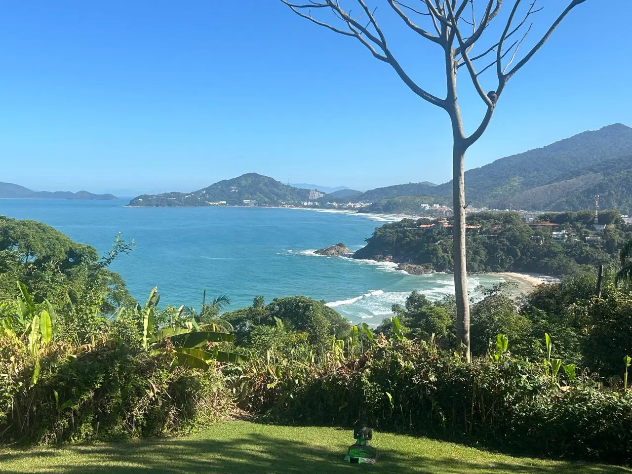 Casa á venda com 4 dormitórios no Condomínio Alto da Praia Vermelha em Ubatuba/SP.