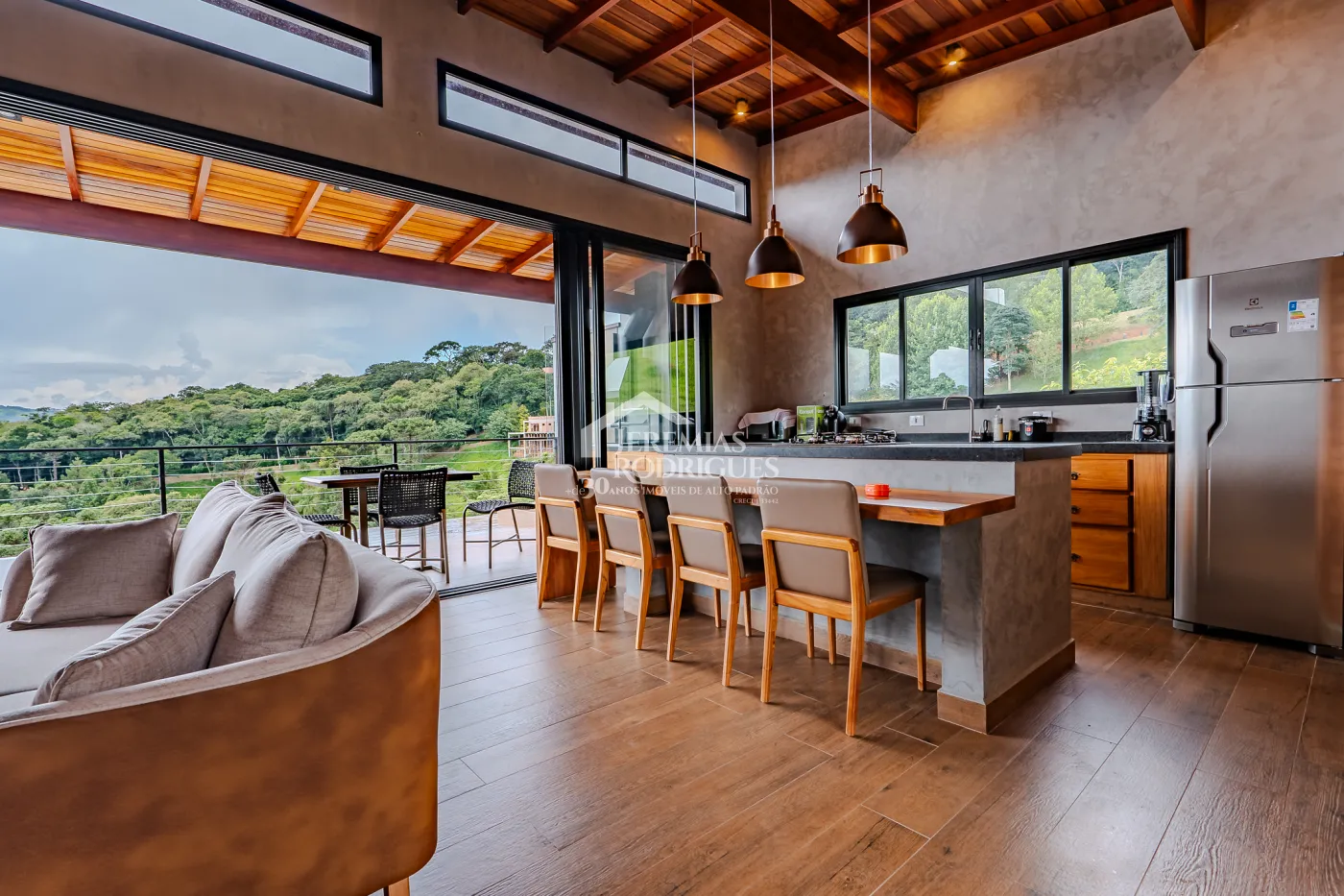 Casa à venda térrea com 2 suítes no Condomínio Parque da Mantiqueira em Santo Antônio do Pinhal/SP.