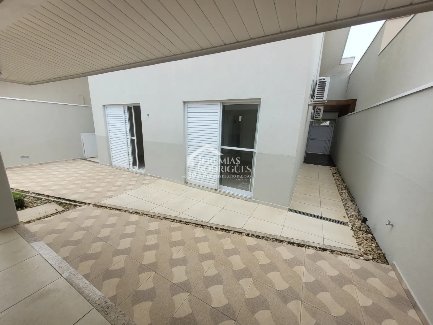 Casa para venda e locação com 3 dormitórios no Condomínio Campos do Conde I em Tremembé/SP