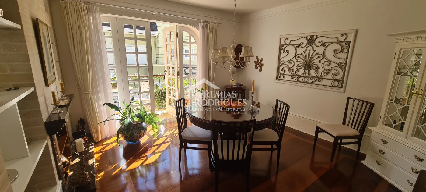 Apartamento à venda com 4 suítes no Edifício Evergreen em Campos do Jordão/SP