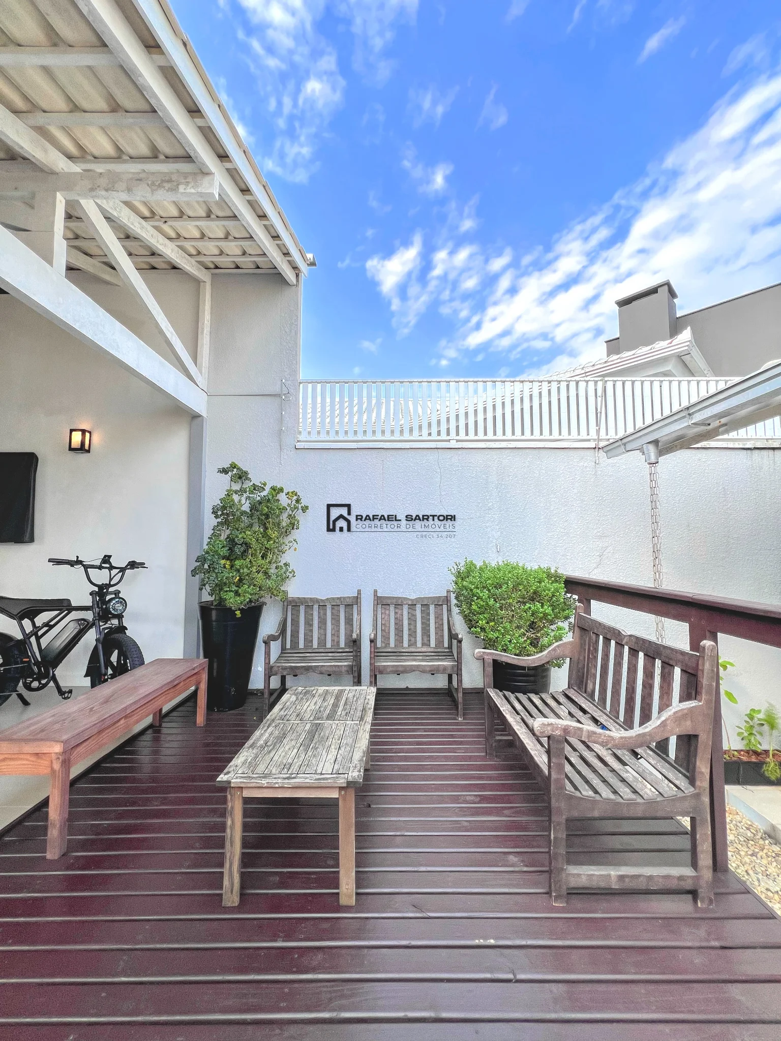 CASA COM 03 QUARTOS NO AMIZADE