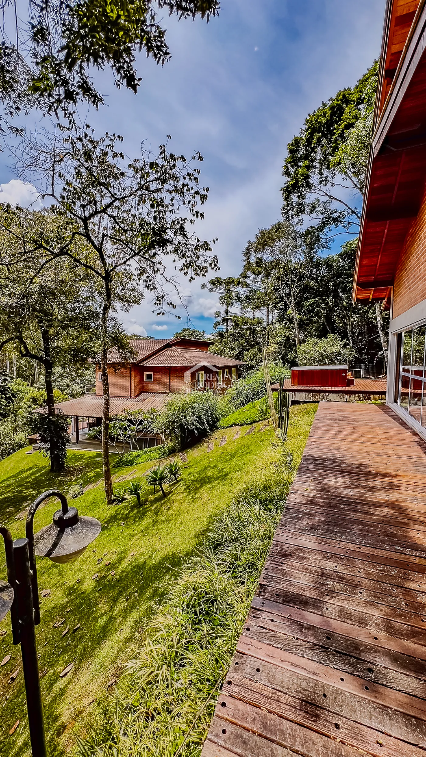 Casa assobradada à venda com 3 dormitórios no Condomínio Parque da Mantiqueira em Santo Antônio do Pinhal/SP.