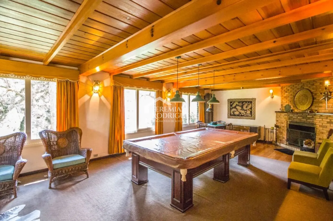 Casa à venda com 5 dormitórios no Jardim Embaixador em Campos do Jordão/SP