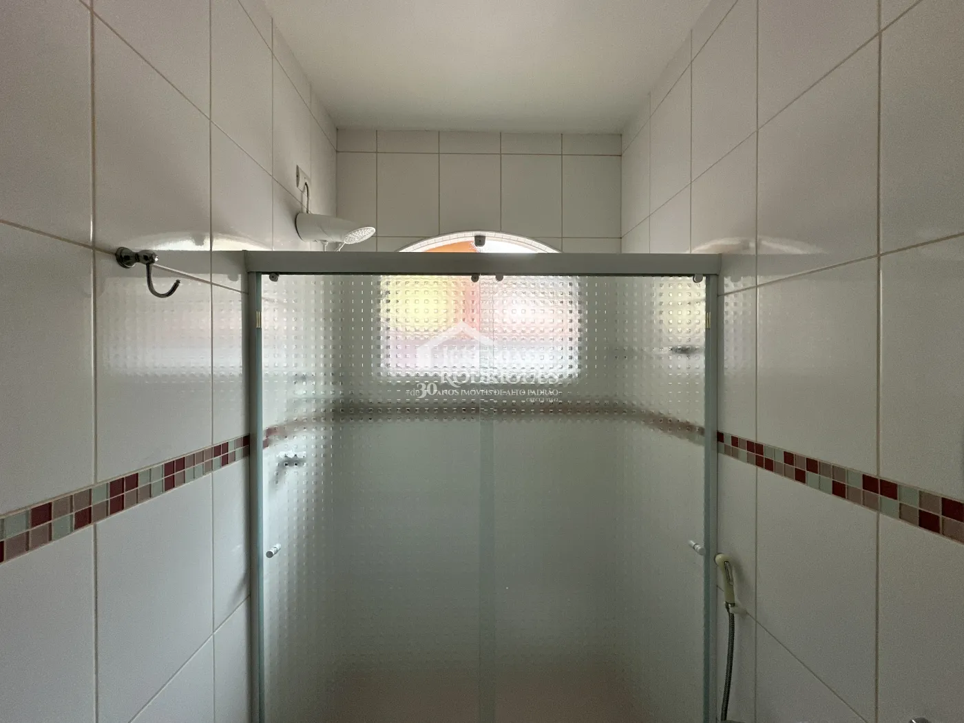 Casa para locação com 3 dormitórios no bairro Jardim Garcez em Taubaté/SP. 