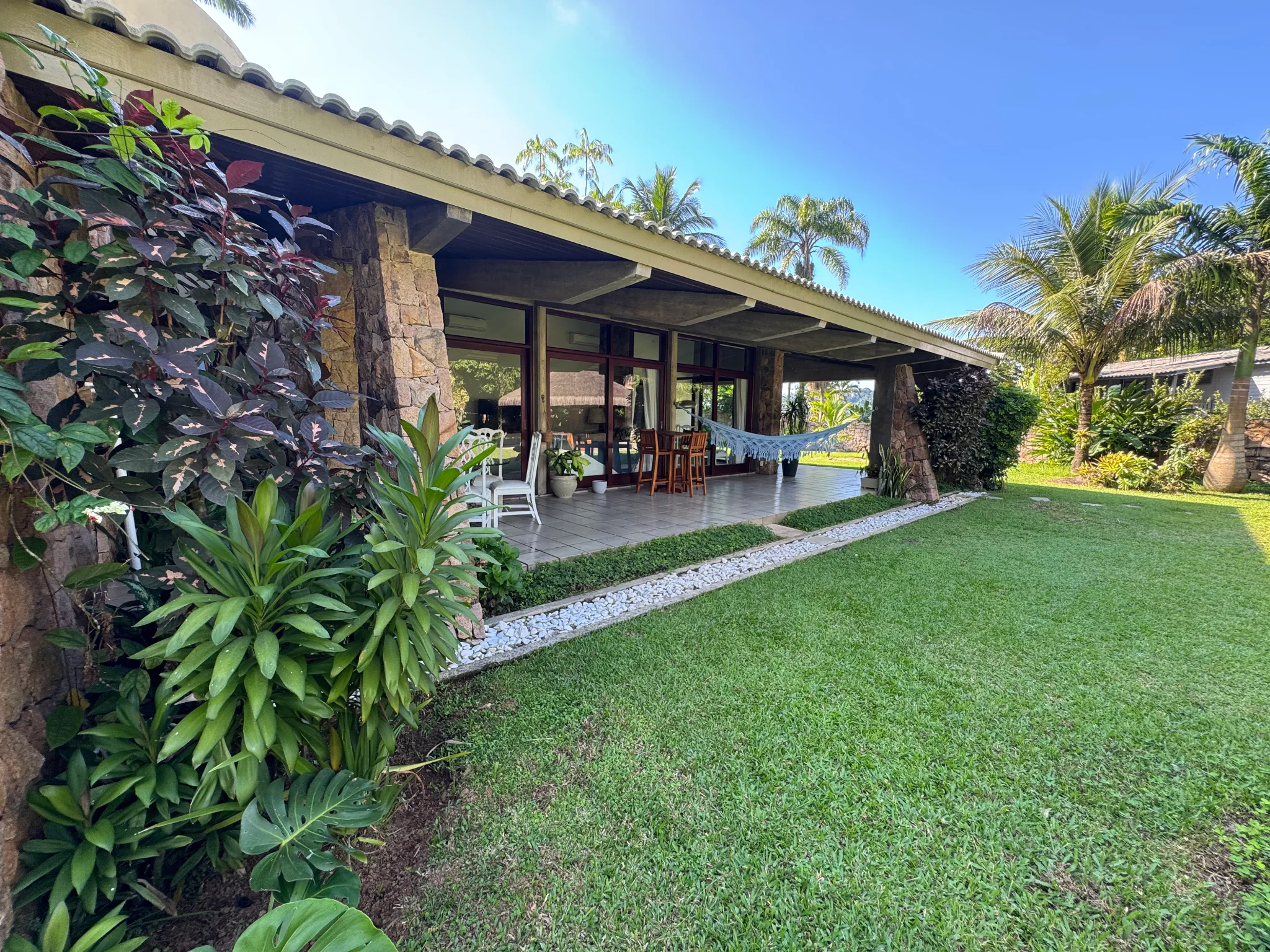 Casa á venda com 5 suítes, pé na areia no Condomínio Domingas Dias em Ubatuba/SP.