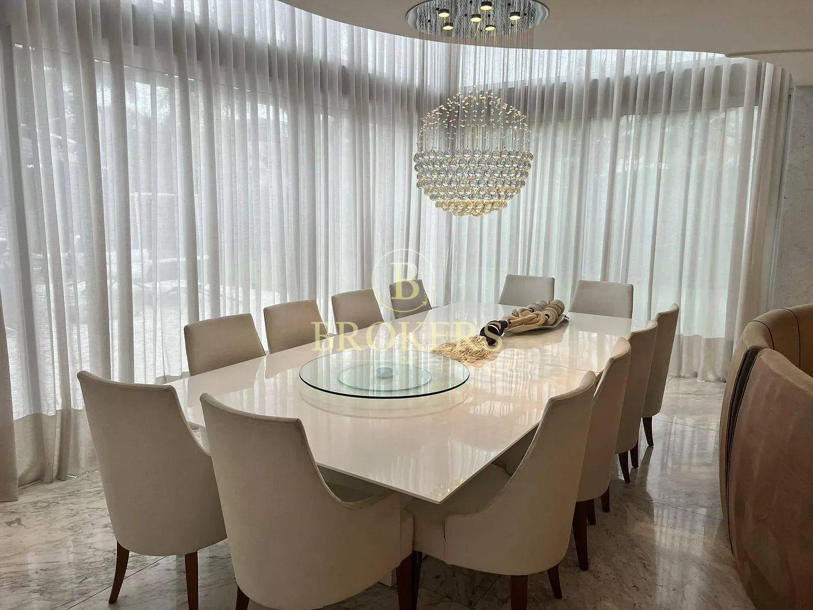 Luxo e sofisticação no Alphaville: Casa triplex mobiliada com 6 suítes, SPA e campo de futebol priv — foto 1