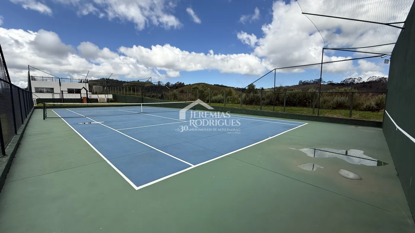 Casa à venda com 4 suítes no Condomínio Jardim Monte Belo em Campos do Jordão/SP.