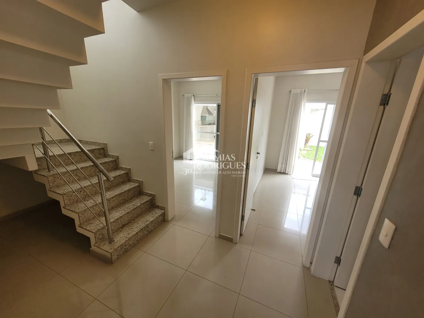 Casa para venda e locação com 3 dormitórios no Condomínio Campos do Conde I em Tremembé/SP