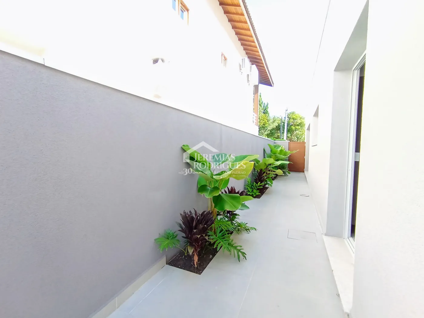 Casa à venda com 3 dormitórios no Condomínio Taubaté Village em Taubaté/SP.