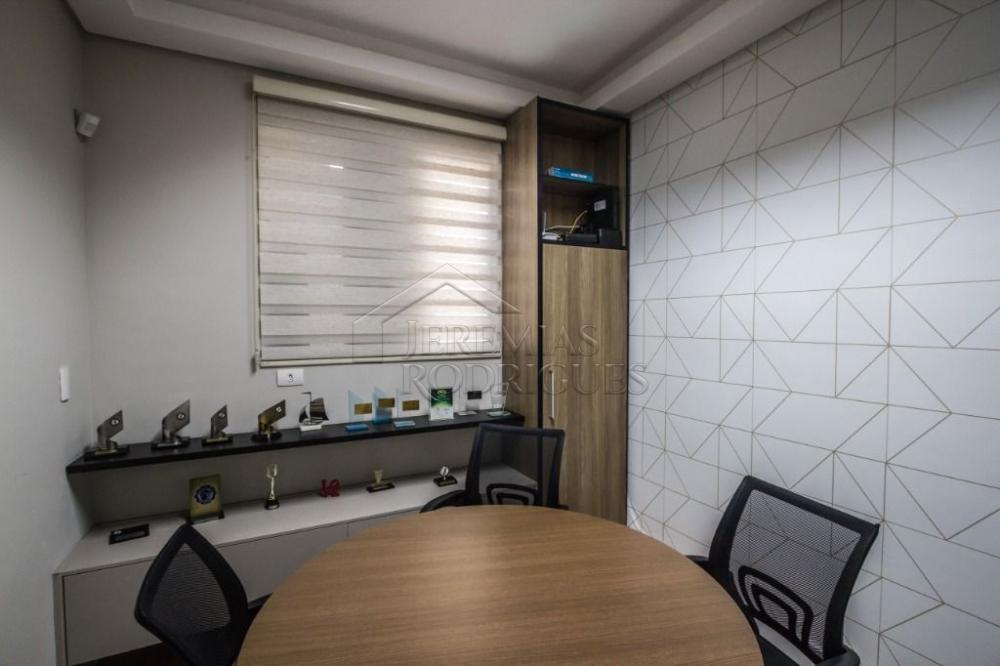 Prédio comercial à venda no Centro em Taubaté/SP. 
