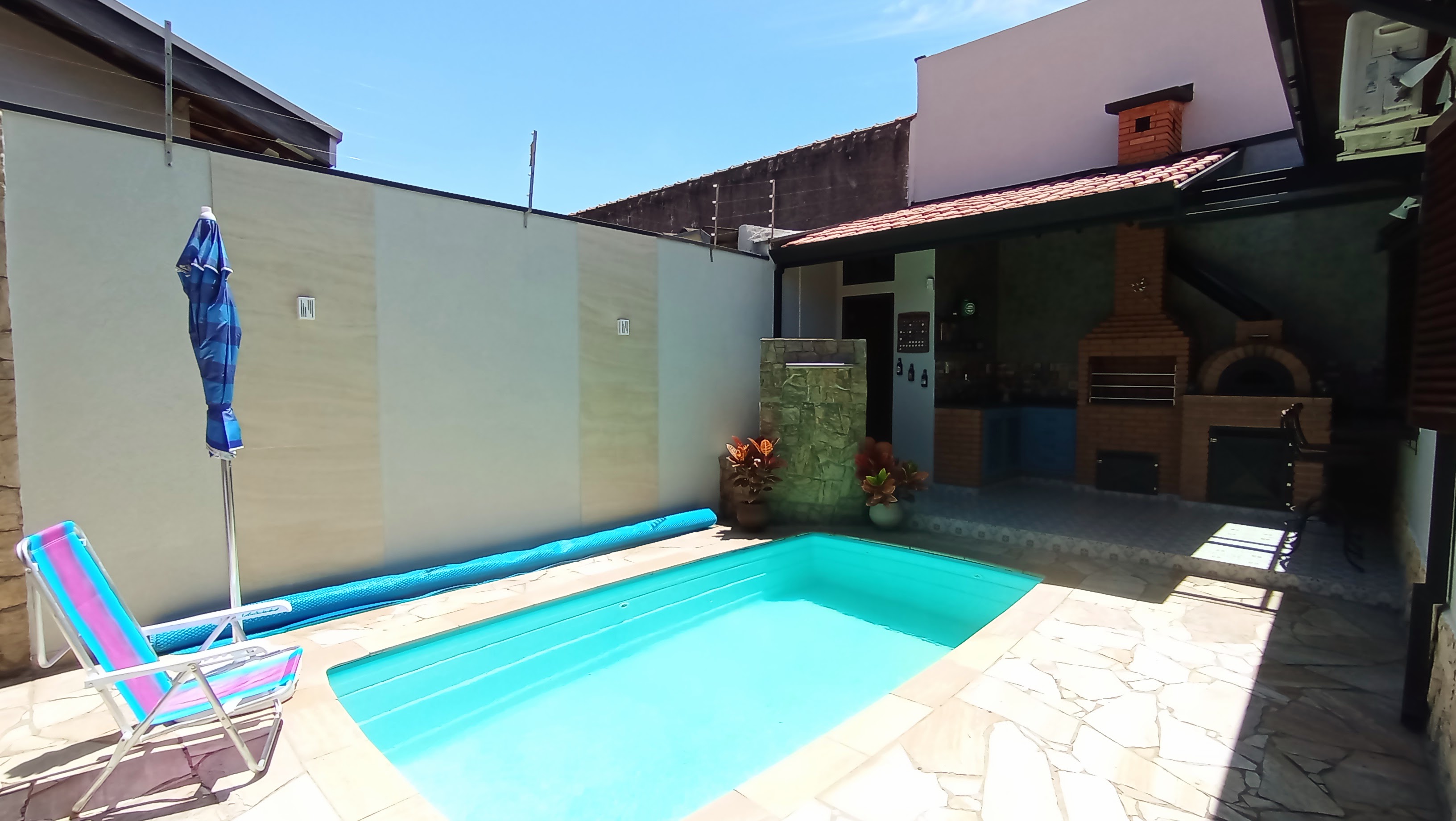 Casa à venda com 3 dormitórios no bairro Jardim do Sol em Taubaté/SP.