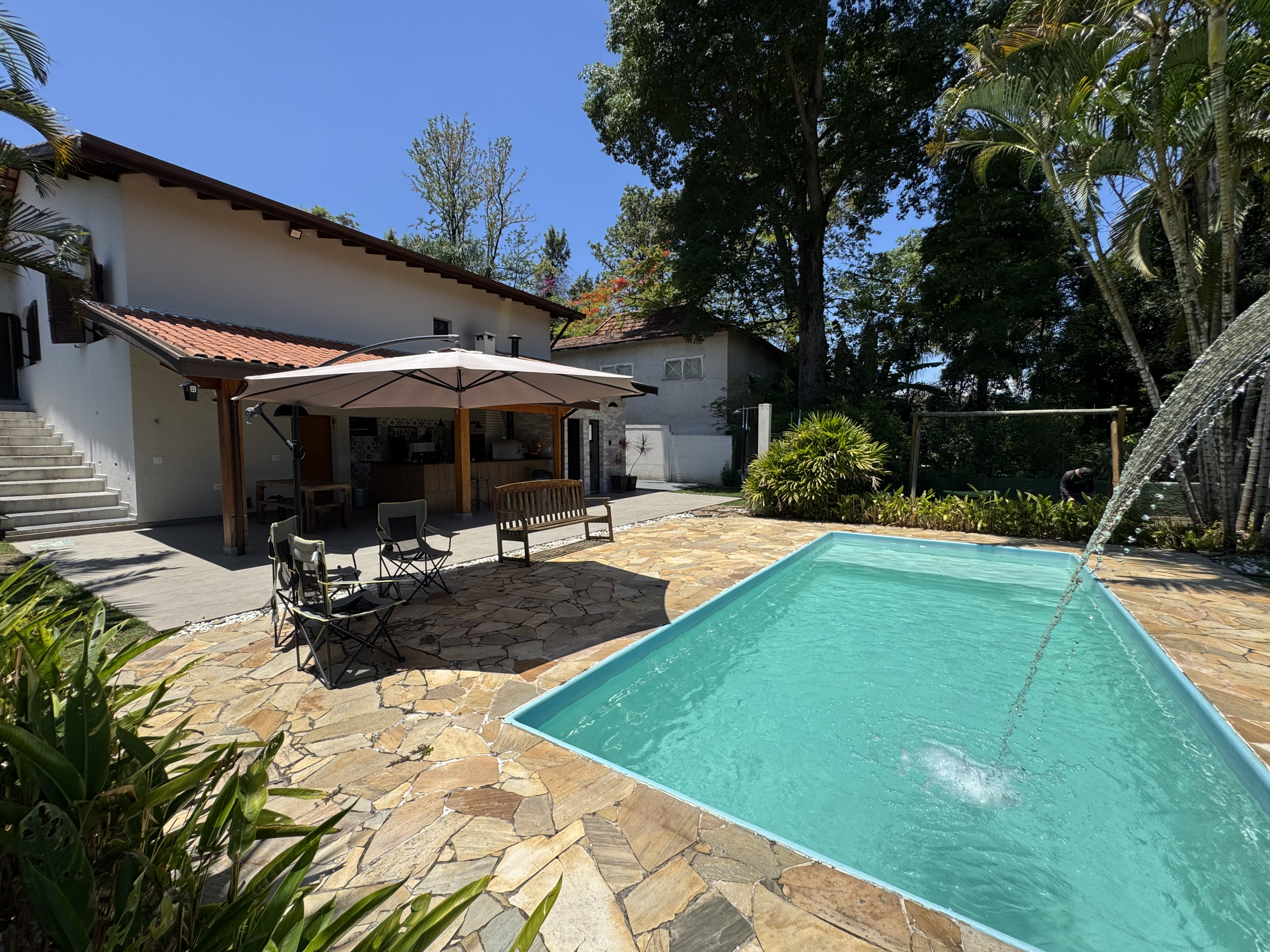 Casa à venda com 4 dormitórios no Condomínio Village Paineiras em Pindamonhangaba/SP.