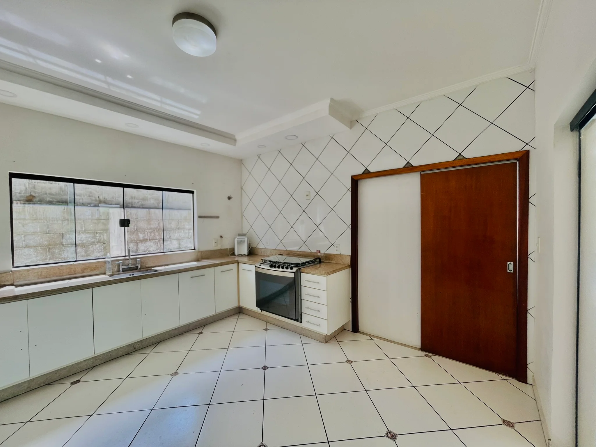 Casa à venda com 4 dormitórios no Condomínio Real Ville em Pindamonhangaba/SP. 