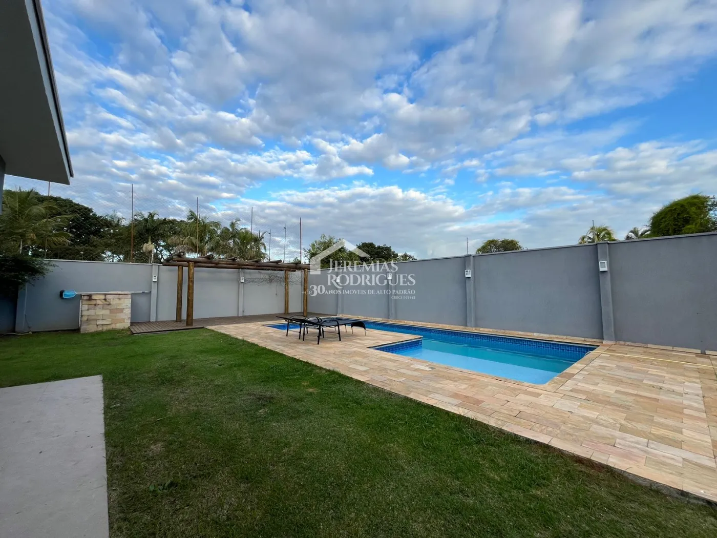 Casa assobradada à venda com 4 dormitórios no Condomínio Residencial Eldorado, em Tremembé/SP.