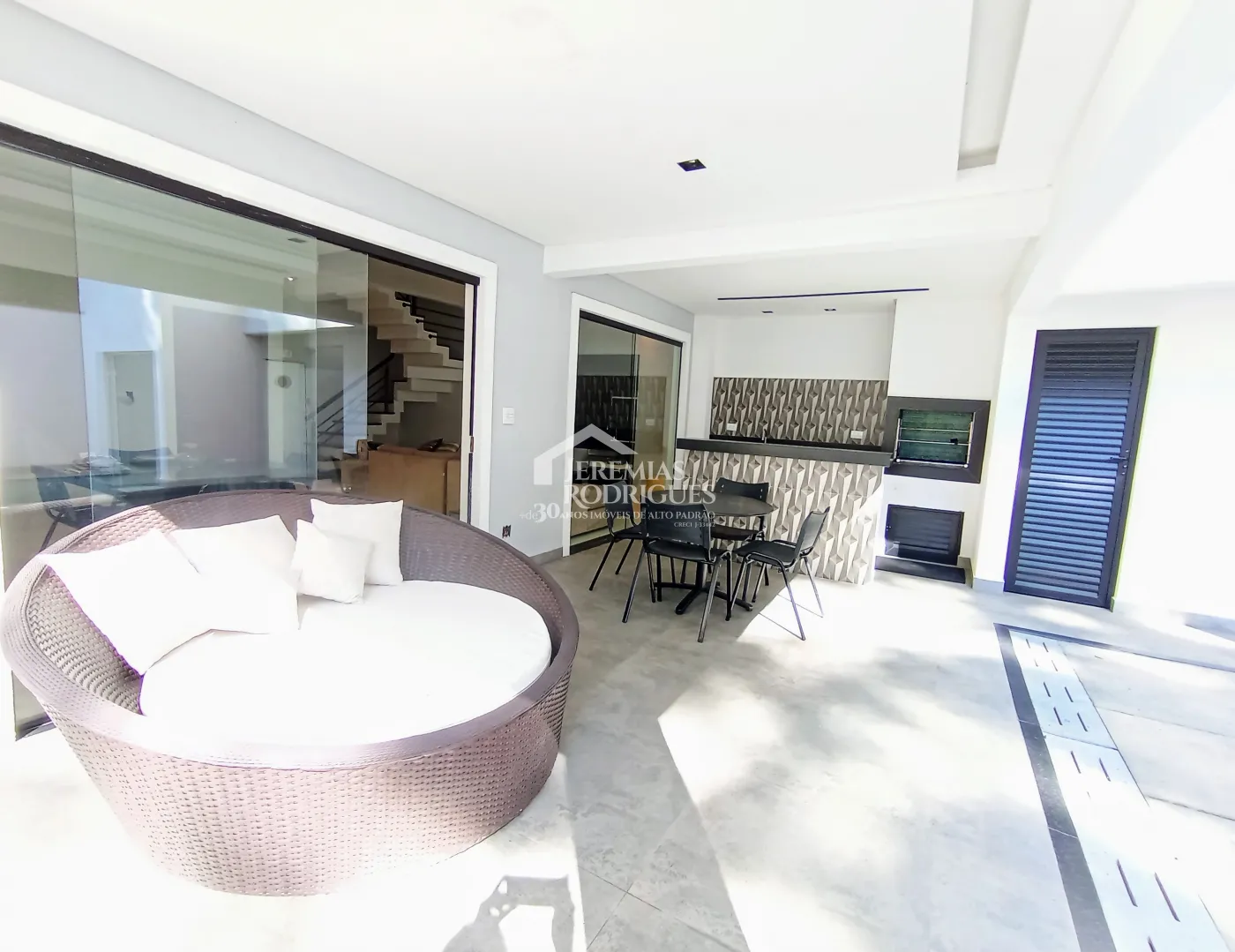 Casa à venda com 3 dormitórios no Condomínio Campos do Conde I em Tremembé/SP.