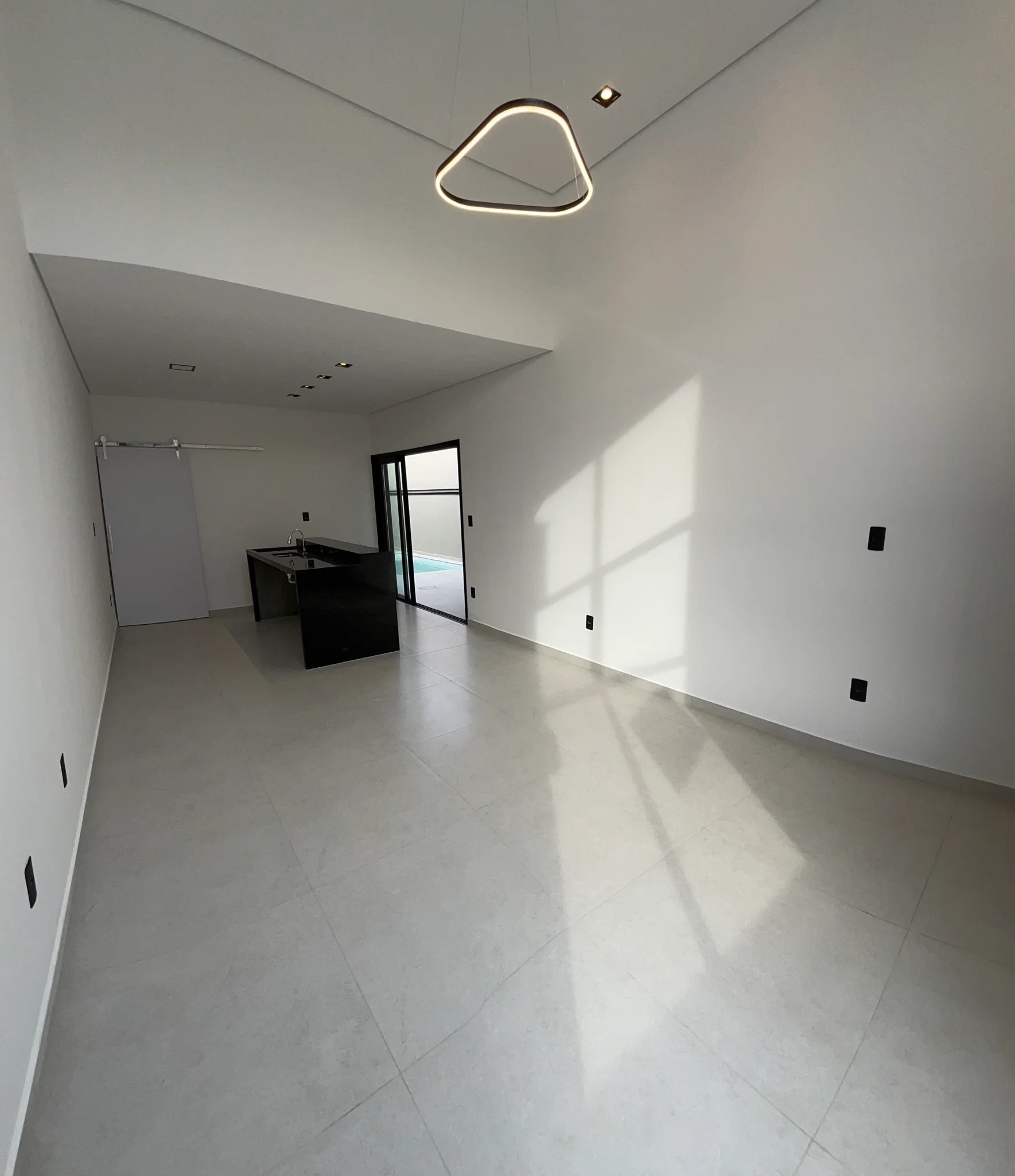 Casa térrea moderna com ilha gourmet à venda no Condomínio Laguna Residencial em Pindamonhangaba/SP