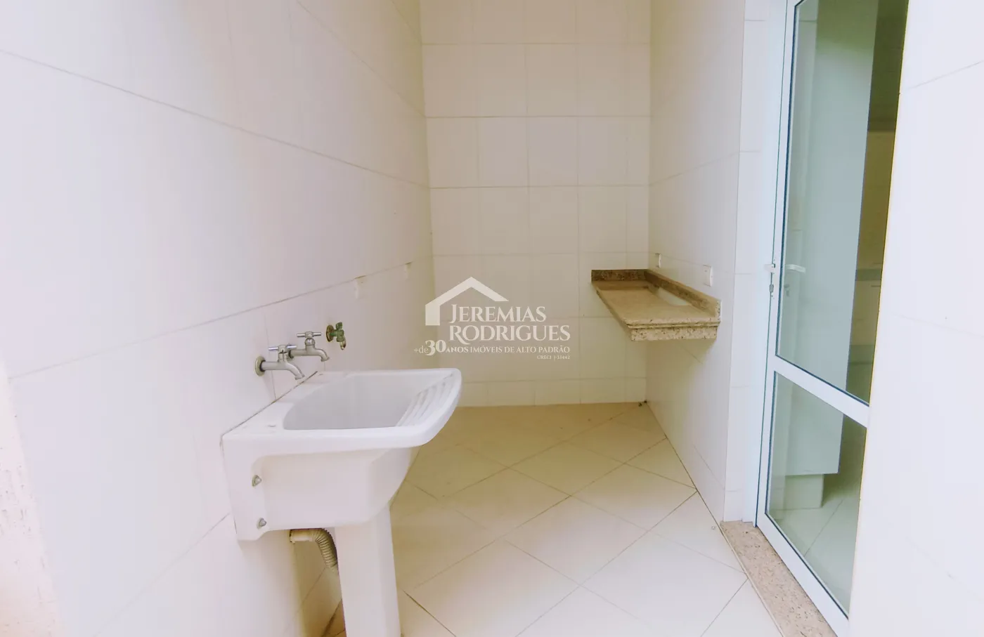 Casa à venda com 5 dormitórios no Condomínio Taubaté Village em Taubaté/SP.
