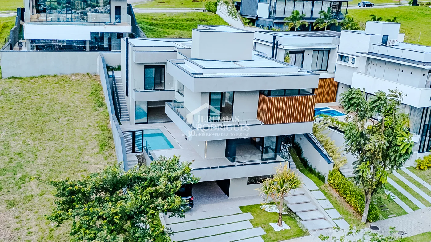 Casa à venda com 4 suítes no Condomínio Residencial Alphaville II em São José dos Campos/SP.