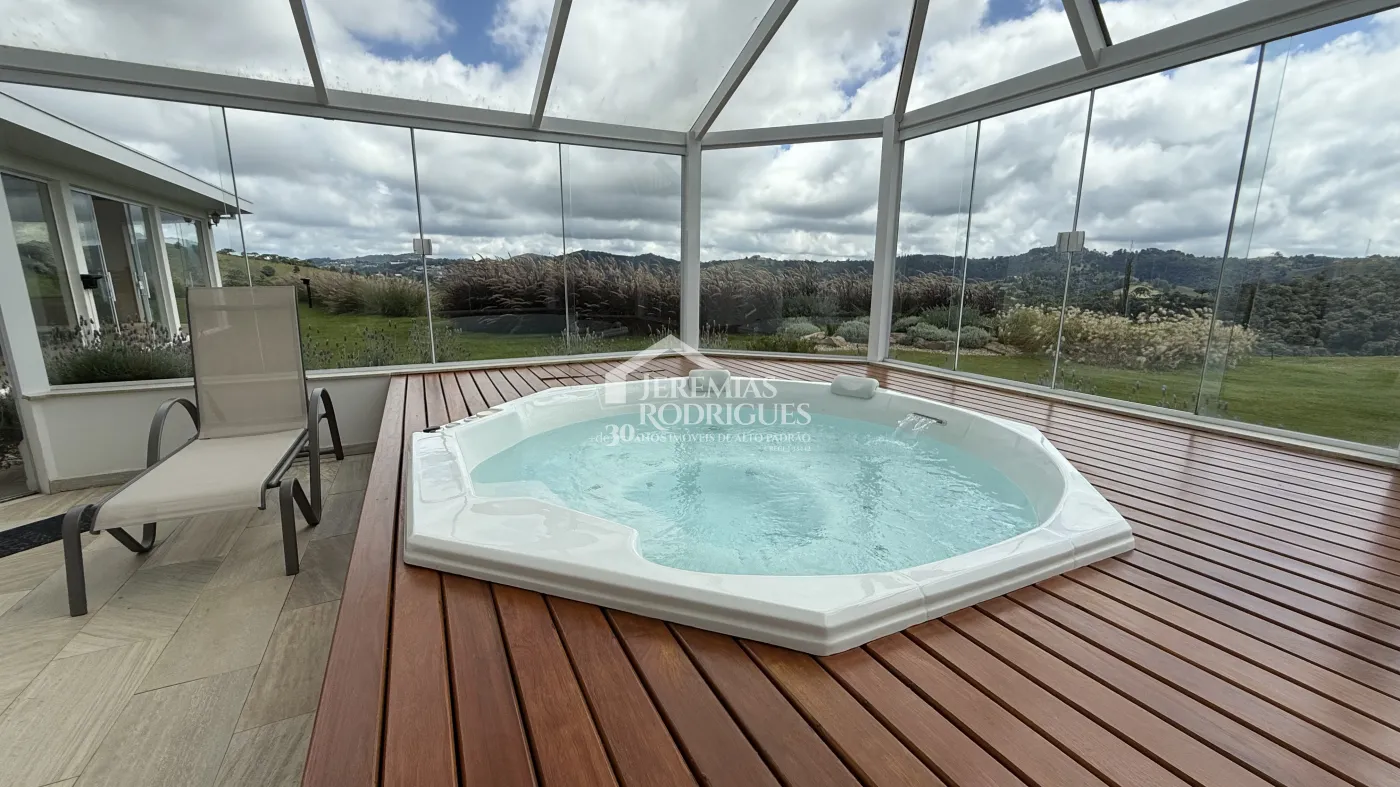 Casa à venda com 4 suítes no Condomínio Jardim Monte Belo em Campos do Jordão/SP.