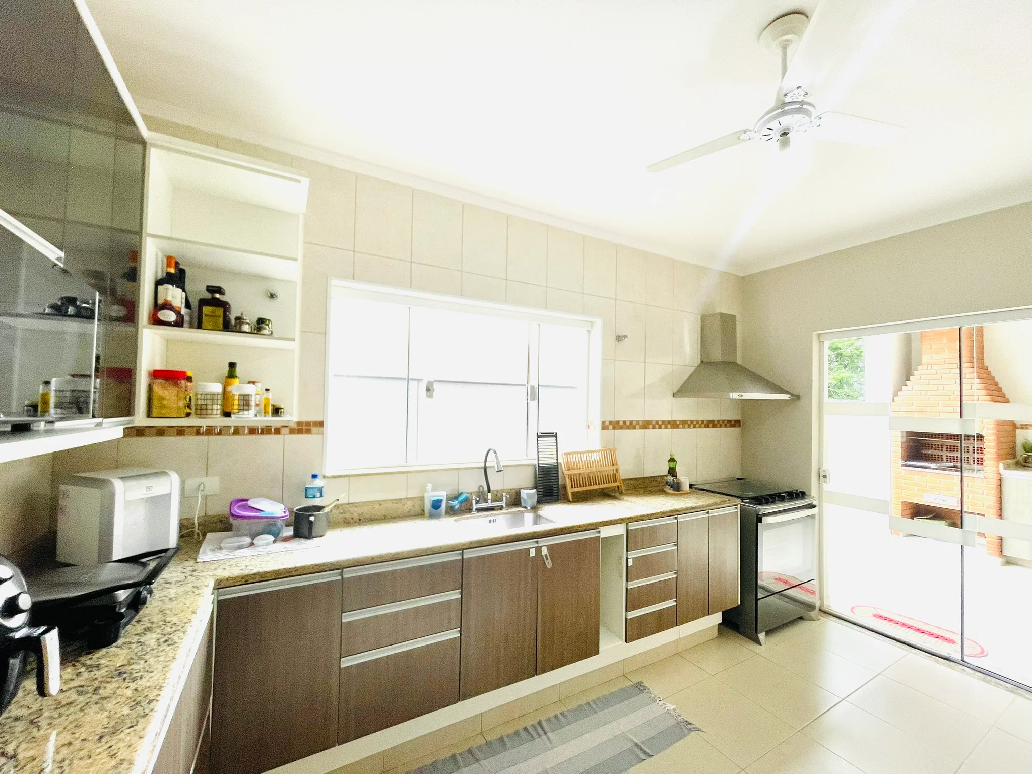 Casa à venda com 3 dormitórios no Condomínio Campos do Conde II em Tremembé/SP. 