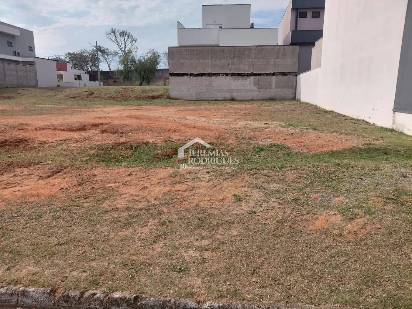 Terreno à venda com 258 m² no Condomínio Moema Ville em Pindamonhangaba/SP.
