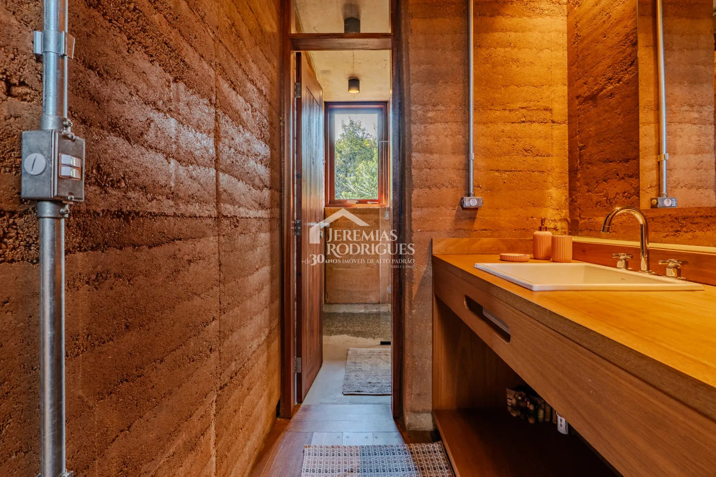 Mansão à venda com 4 suítes no Condomínio Parque da Mantiqueira em Santo Antônio do Pinhal/SP.