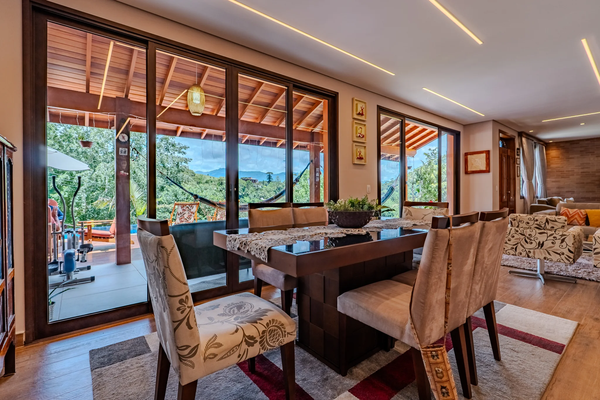 Casa à venda com 3 suítes no Condomínio Parque da Mantiqueira em Santo Antônio do Pinhal/SP. 