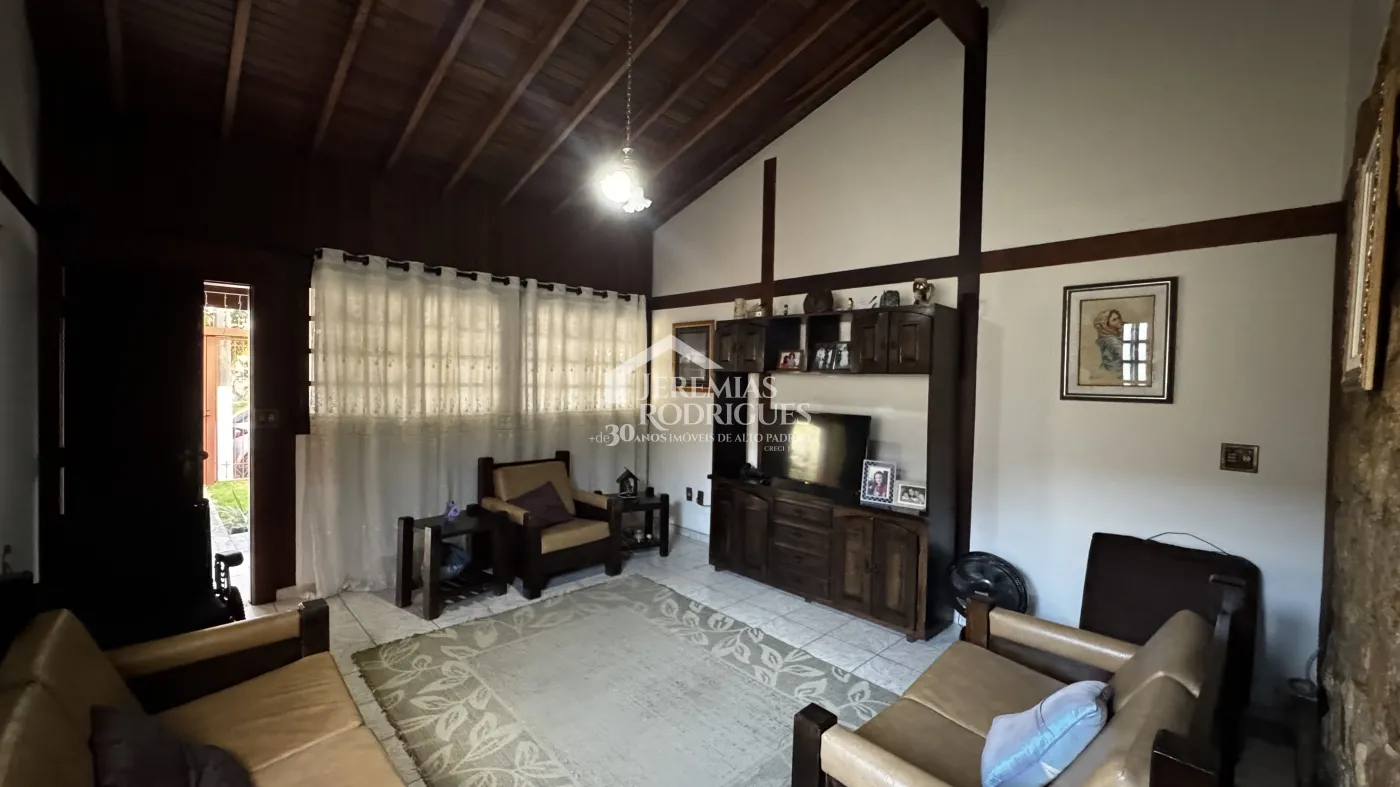 Casa à venda com 3 dormitórios no bairro Vila Rica em Pindamonhangaba/SP