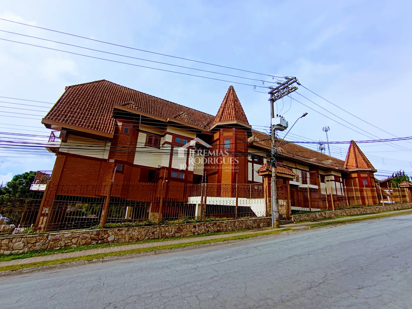 Apartamento para venda com 4 dormitórios no Edifício Solar Bela Vista em Campos do Jordão/SP