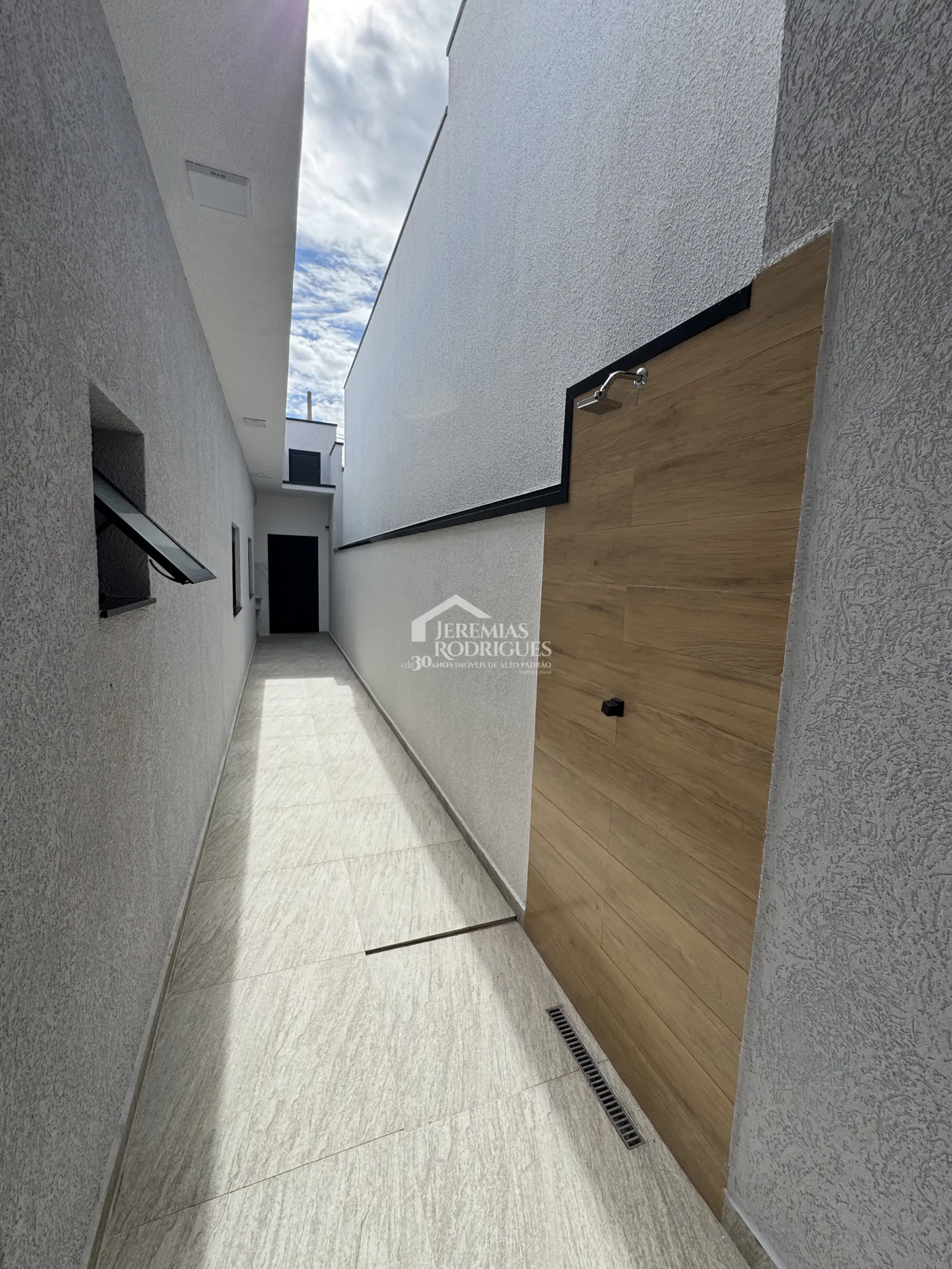 Casa à venda com 3 dormitórios no Condomínio Residencial Laguna em Pindamonhangaba/SP.