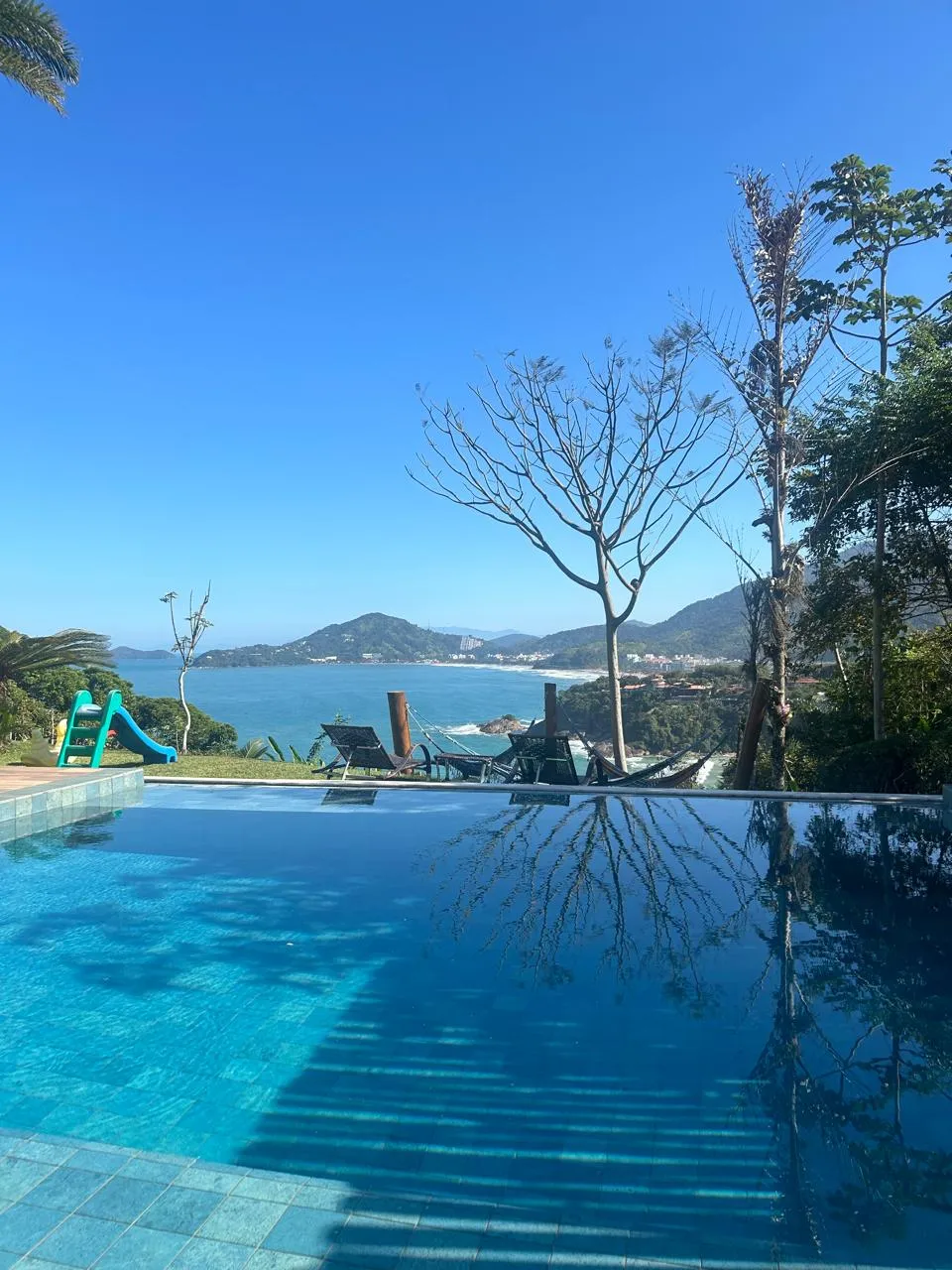 Casa á venda com 4 dormitórios no Condomínio Alto da Praia Vermelha em Ubatuba/SP.