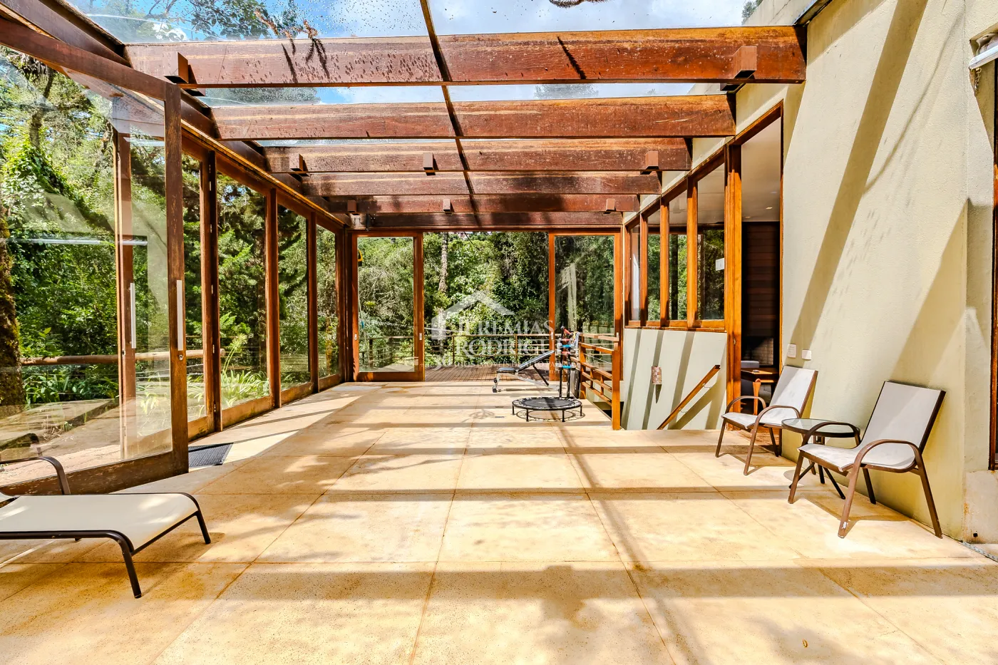 Casa para venda com 5 suítes no Condomínio Villandry em Campos do Jordão/SP