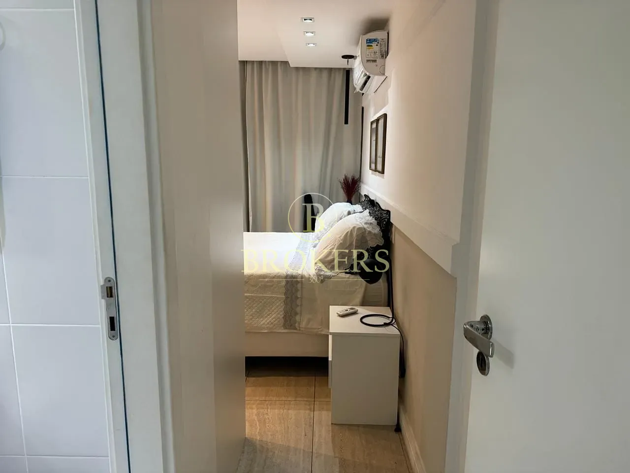 Apartamento a venda. Ipanema na quadra da praia! 2 quartos (1 suíte), varanda com vista mar, vaga,