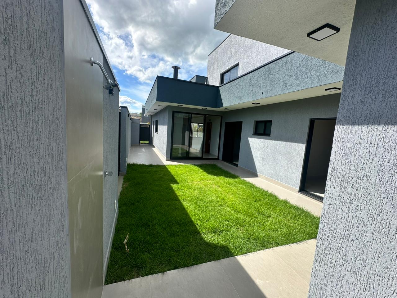 Casa para venda e locação com 3 dormitórios no Condomínio Pinheiros em Tremembé/SP. 