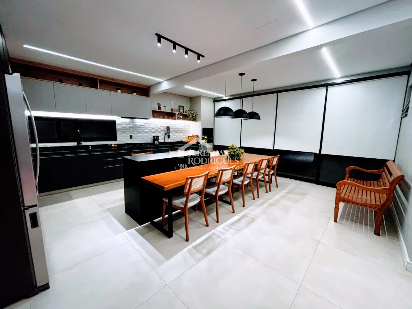 Casa à venda com 5 dormitórios no Condomínio Reserva dos Lagos em Pindamonhangaba/SP.