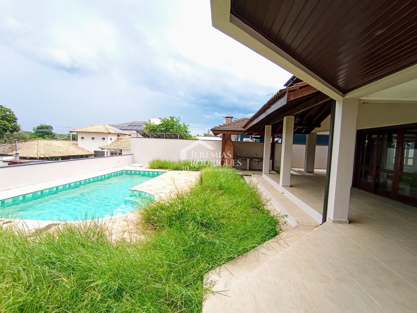 Casa à venda e locação com 4 suítes no Condomínio Colonial Village I em Pindamonhangaba/SP.