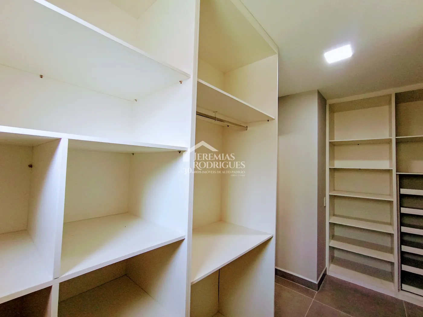 Casa à venda com 3 dormitórios no Condomínio Taubaté Village em Taubaté/SP.