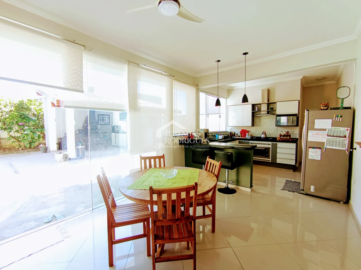 Casa à venda com 3 suítes no Condomínio Reserva dos Lagos em Pindamonhangaba/SP.